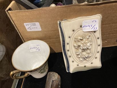 Lot de bibelots comprenant :
- Vase soliflore...