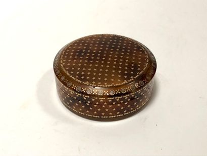 Round box in gold plated tortoiseshell 

Diameter...