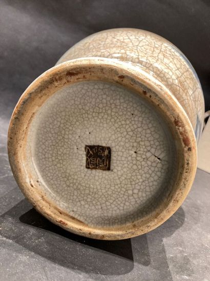 CHINA
Baluster vase in cracked ceramic decorated...