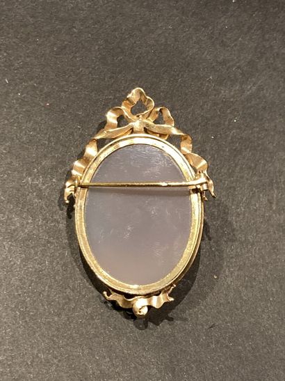 Broche camée à profil de femme agate cerclée...
