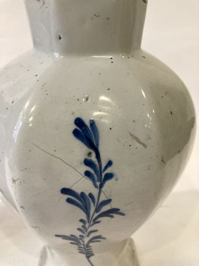 DELFT 
Pair of earthenware vases of baluster...