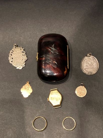 Lot including a tortoiseshell case. 
Attached...