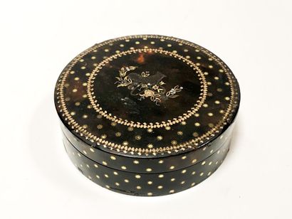 Box in tortoise shell and metal inclusion
D...