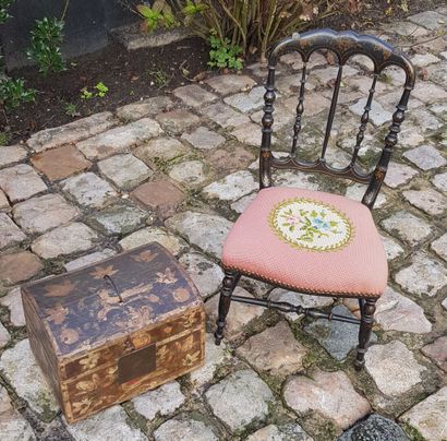 Coffret bois laqué et une chaise basse
