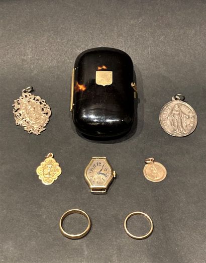 Lot including a tortoiseshell case. 
Attached...