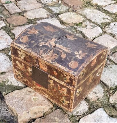 Coffret bois laqué et une chaise basse