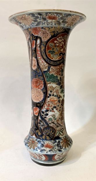 JAPAN
Porcelain cone vase with enamelled...