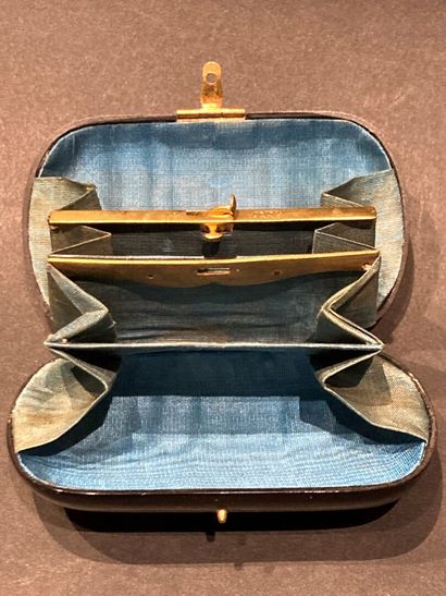 Lot including a tortoiseshell case. 
Attached...