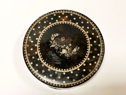 Box in tortoise shell and metal inclusion
D...