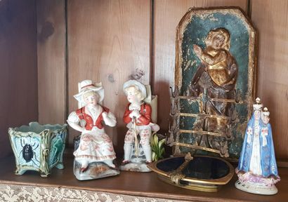 Lot de bibelots : pyrogènes, un bas-relief,...