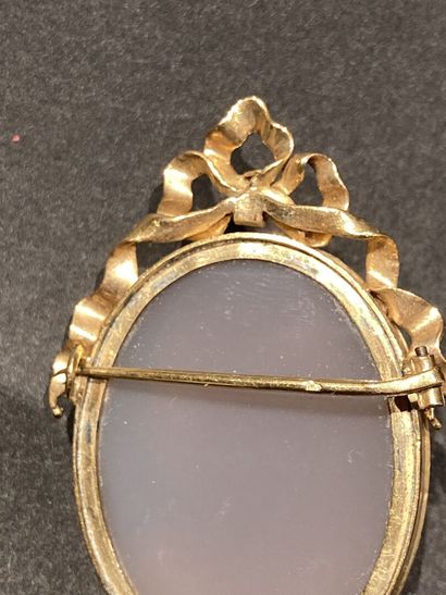 Broche camée à profil de femme agate cerclée...