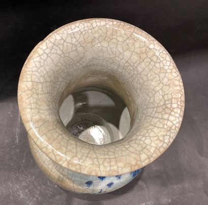 CHINA
Baluster vase in cracked ceramic decorated...