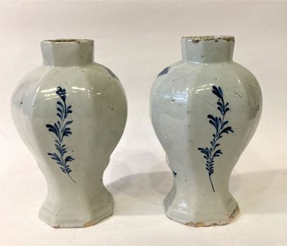 DELFT 
Pair of earthenware vases of baluster...