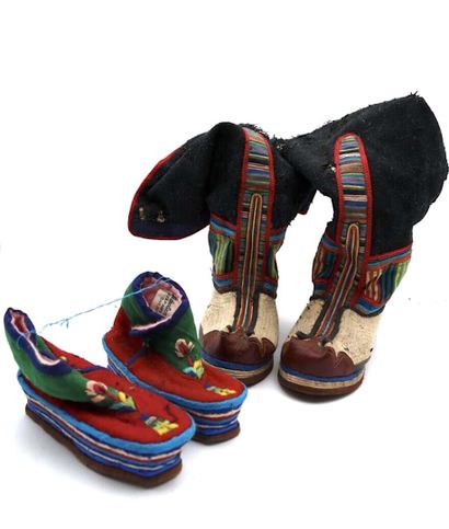 Lot composed of :
- A pair of black felt...