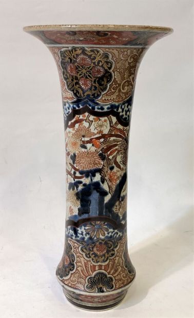 JAPAN
Porcelain cone vase with Phoenix in...