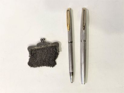 Lot argent (800 /°°°) comprenant :
Deux stylos...