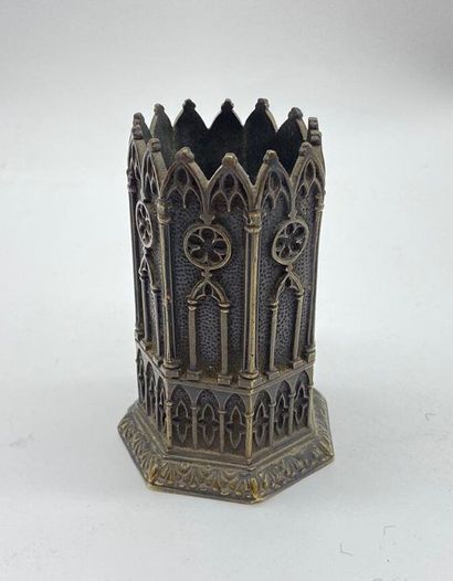 Lot including :
- Bronze pot with gothic...