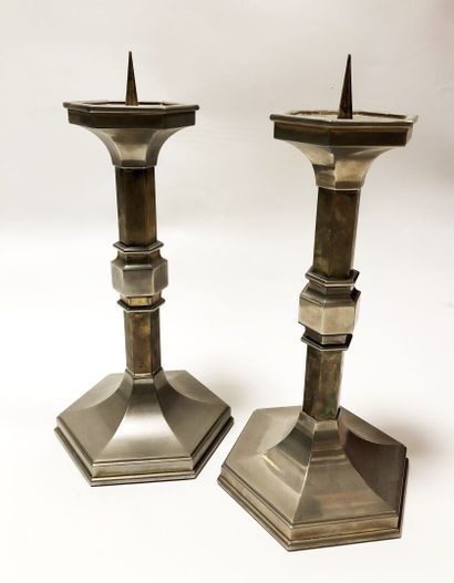 NAGEL KG PUBLISHER 

Pair of pikes. The shafts...