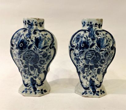 DELFT 
Pair of earthenware vases of baluster...