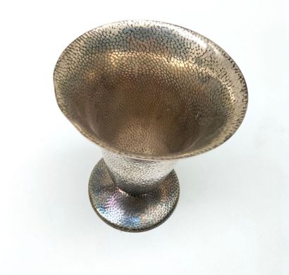 Coupe évasée en argent martelé, la base à...