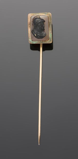 Une épingle de cravate camée sur agate.