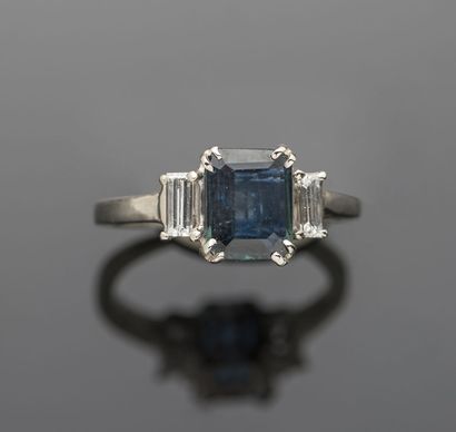 Bague en or gris 18K 750‰, sertie d'un saphir...