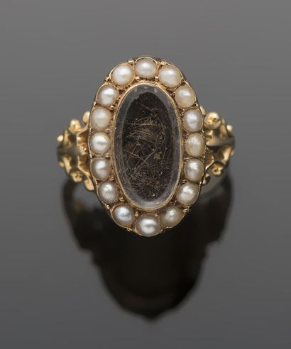 Bague en or jaune 18K 750‰, ornée d'un chaton...