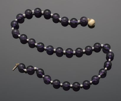 Collier paré de perles en améthystes, scandées...