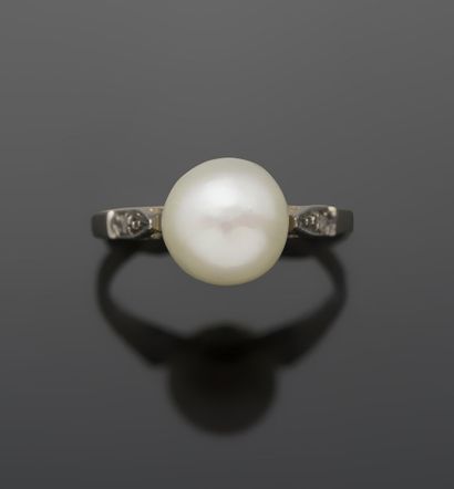 Bague en or gris 18K 750‰, parée d'une perle...