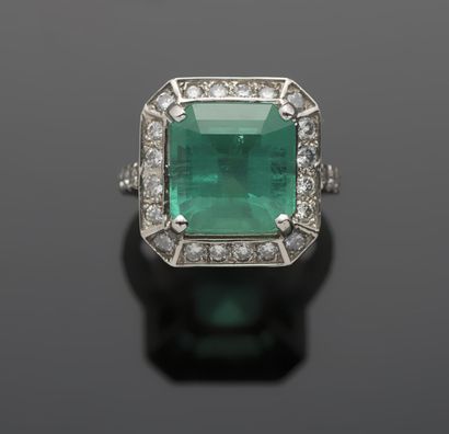 Bague en or gris 18K 750‰, de forme carrée,...