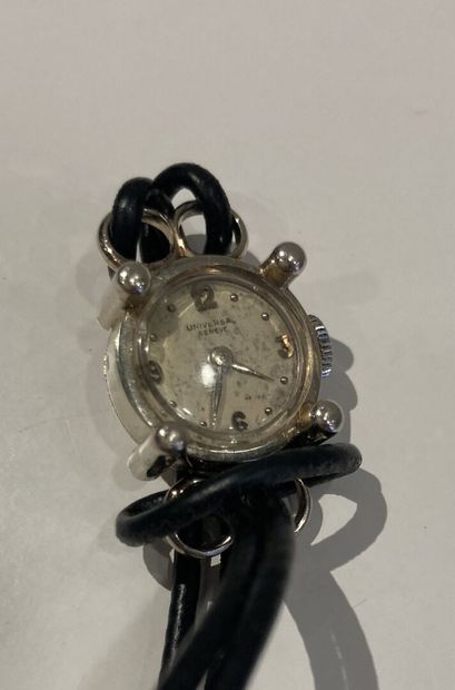 Lot comprenant :
TAVANNES WATCH
Montre en...