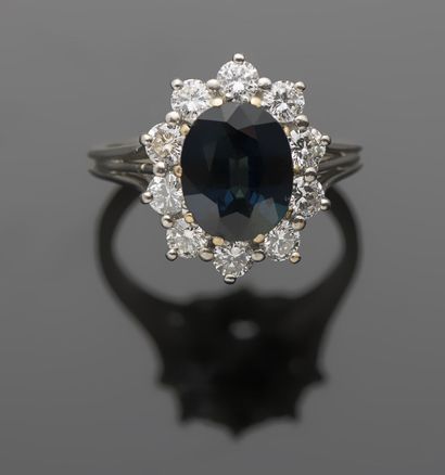 Bague en or gris 18K 750‰, sertie d'un saphir...