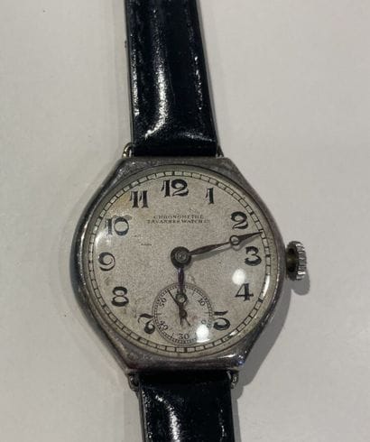 Lot comprenant :
TAVANNES WATCH
Montre en...