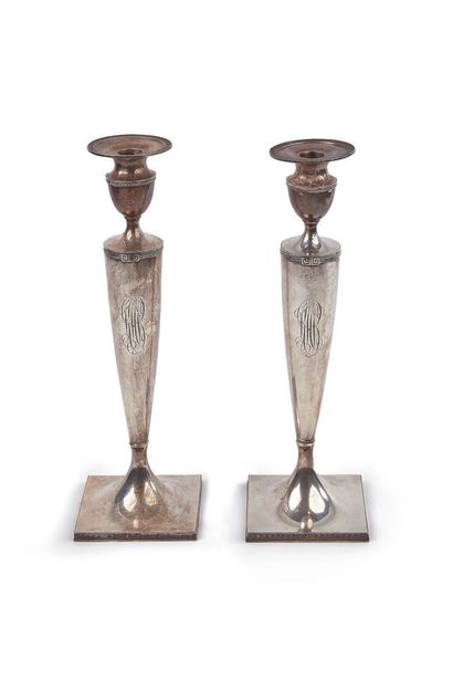 Paire de bougeoirs en argent 800‰ (fourré),...