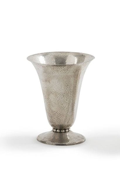 Coupe évasée en argent martelé, la base à...
