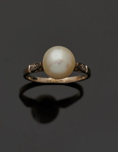 Bague en or gris 18K 750‰, parée d'une perle...