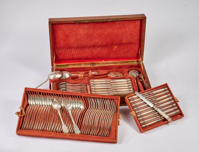 Ménagère de couverts à entremets en argent...