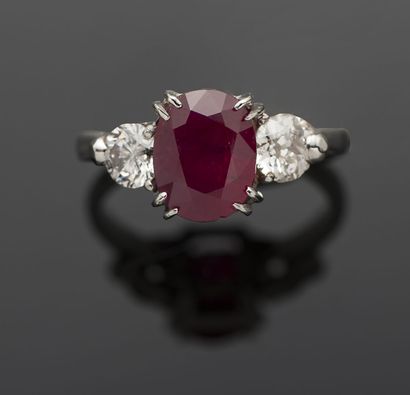 Bague en or gris 18K 750‰, sertie d'un rubis...