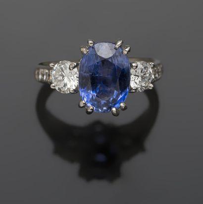 Bague en or gris 18K 750‰, sertie d'un saphir...