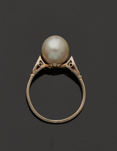 Bague en or gris 18K 750‰, parée d'une perle...
