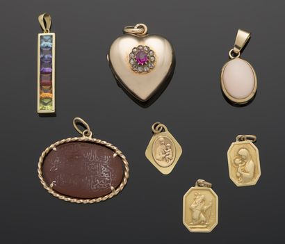 Lot comprenant :
STERLE
Pendentif en or jaune...