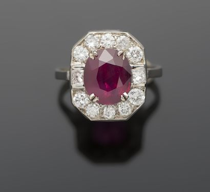 Bague en or gris 18K 750‰, de forme rectangulaire...