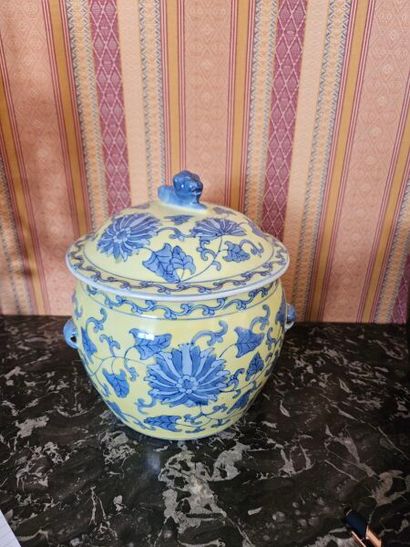Lot including:
Set of four vases and one...