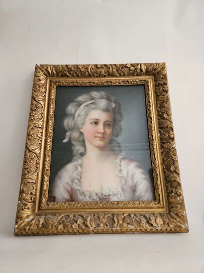 School circa 1900
Bust of an elegant woman
Pastel...
