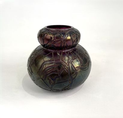 LOETZ, in the taste of
Small iridescent glass...