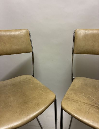 Pair of chairs in chromed metal wire, seats...