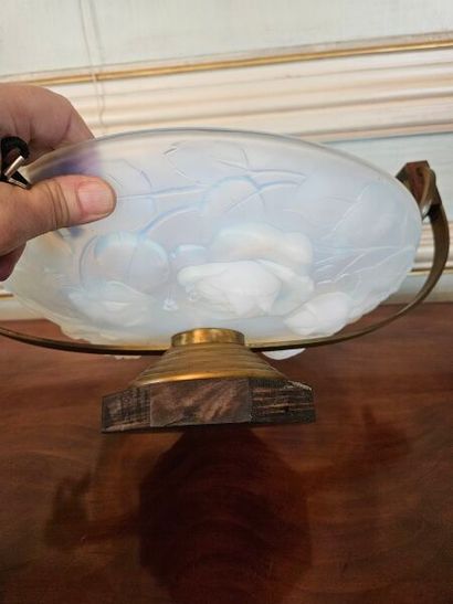 ETLING
Moulded glass bowl pressed with opalescent...