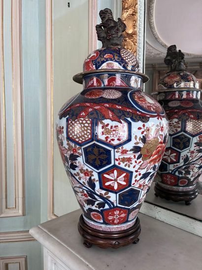 JAPAN
Large open Imari porcelain vase decorated...