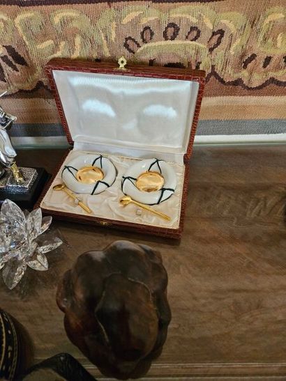 A set of trinkets including slip flowers,...