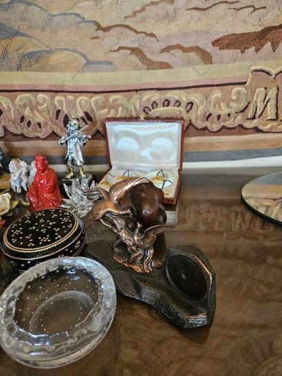 A set of trinkets including slip flowers,...